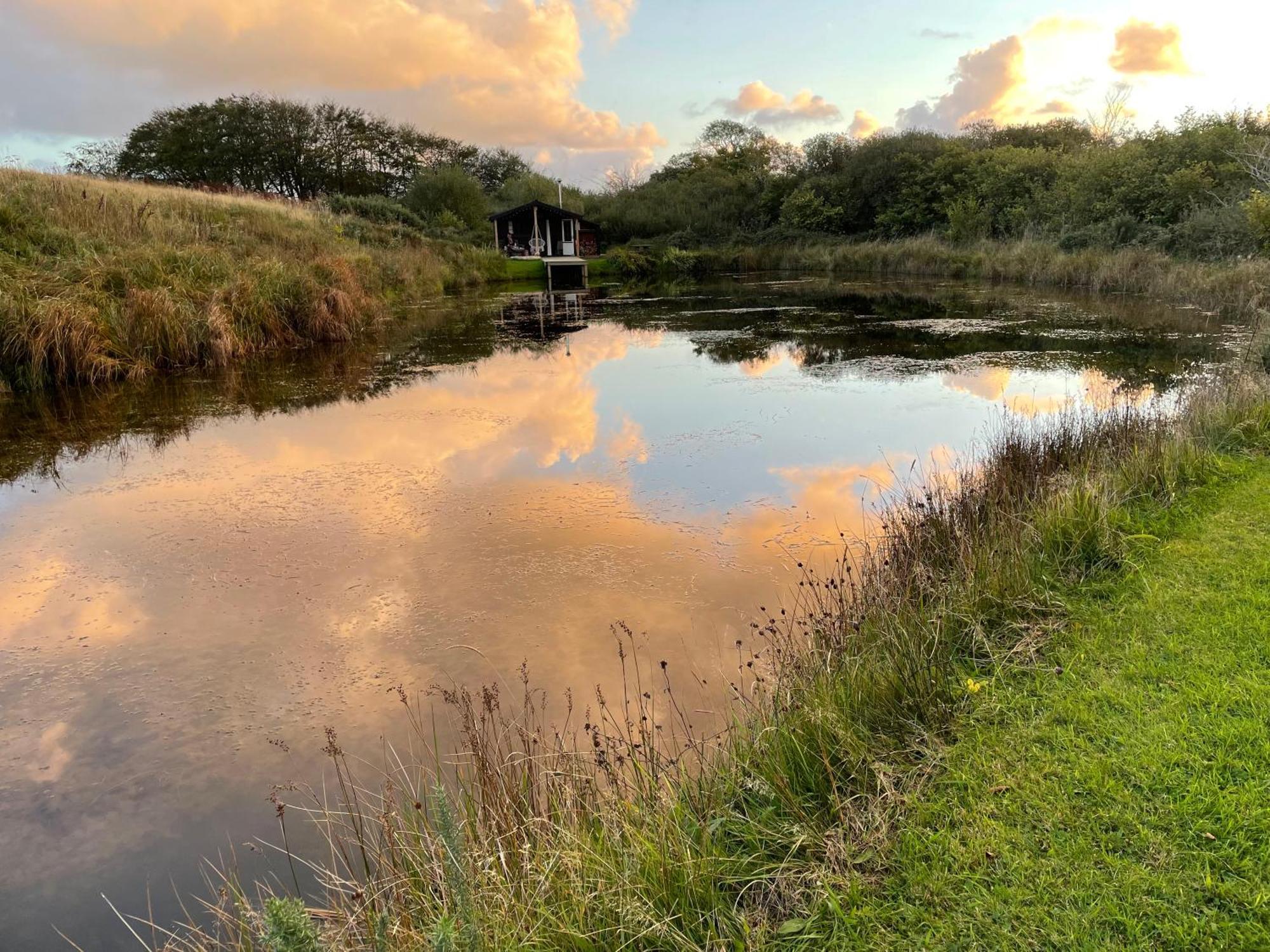 Lake Villa Holiday Cottages 홀스워디 외부 사진