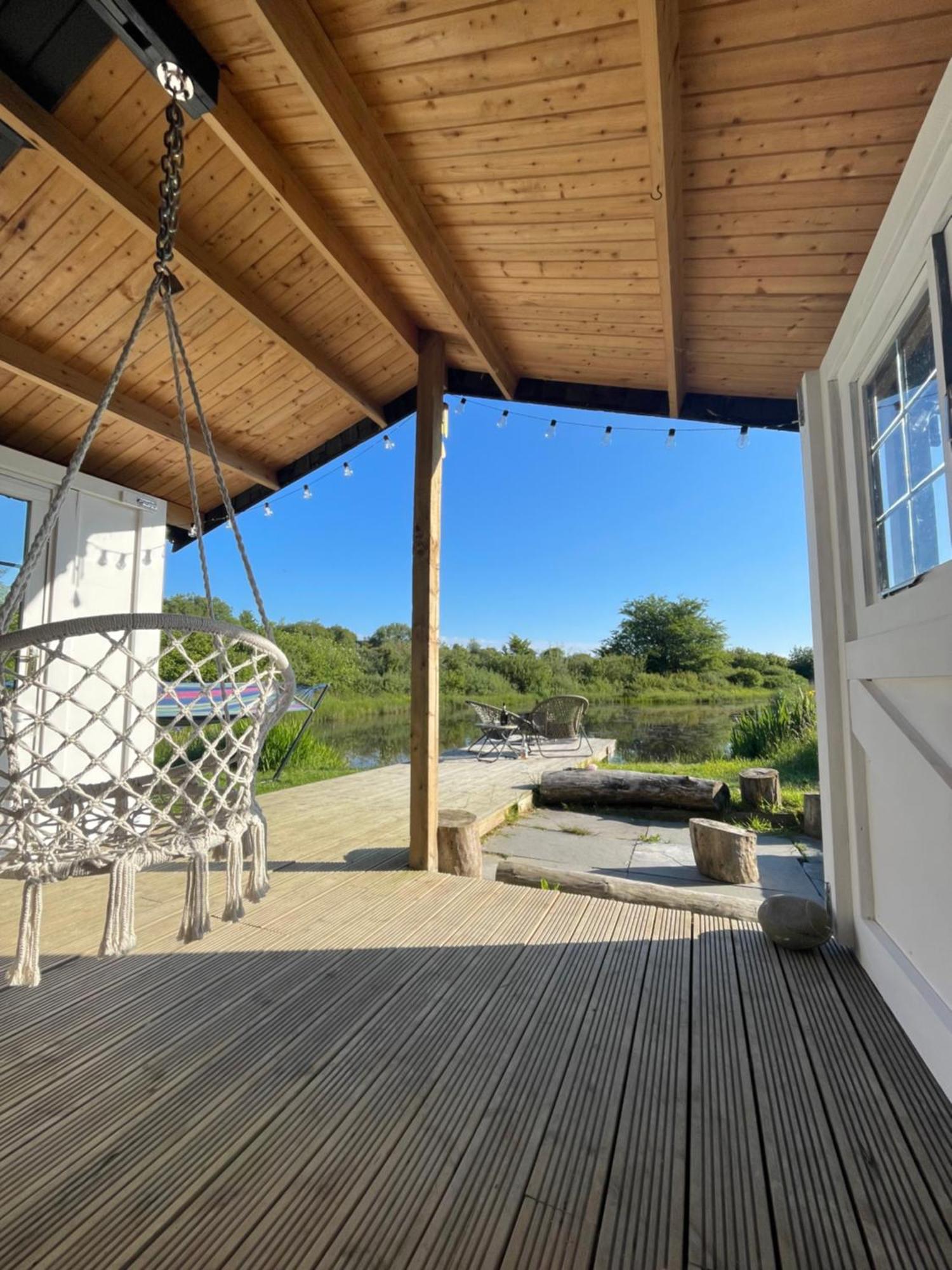 Lake Villa Holiday Cottages 홀스워디 외부 사진