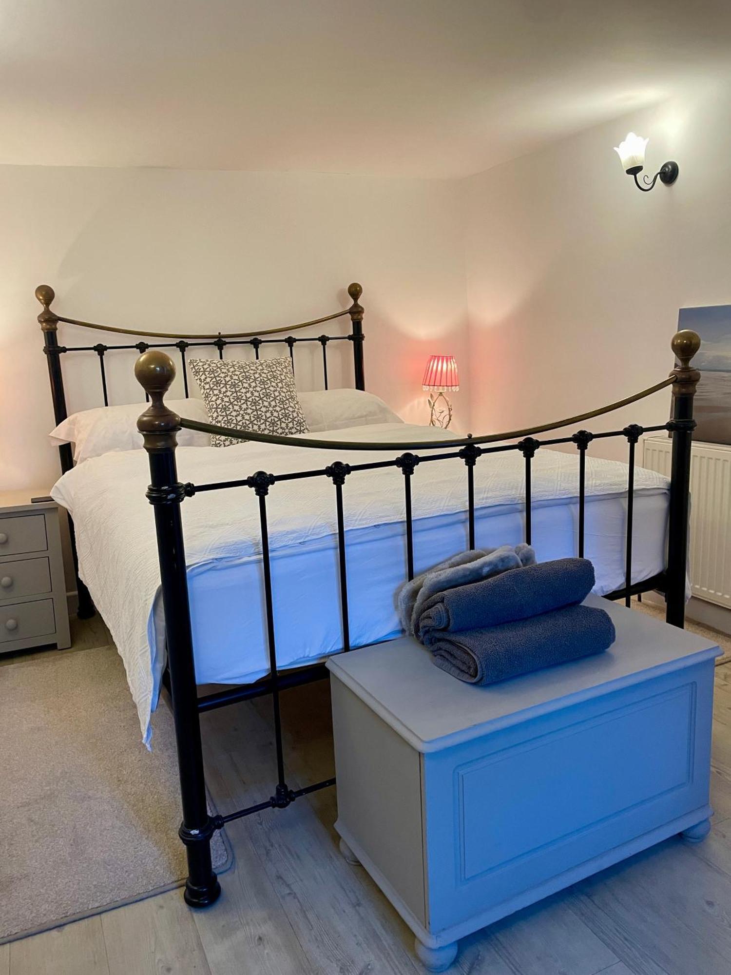 Lake Villa Holiday Cottages 홀스워디 외부 사진