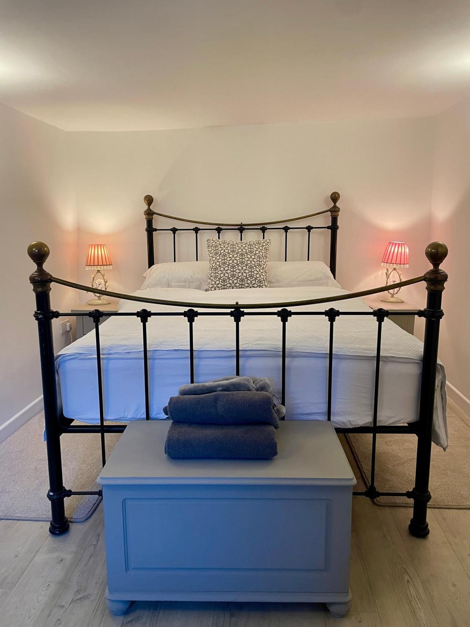 Lake Villa Holiday Cottages 홀스워디 외부 사진
